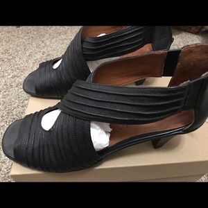 NEW Gentle Souls black matte leather heels 9